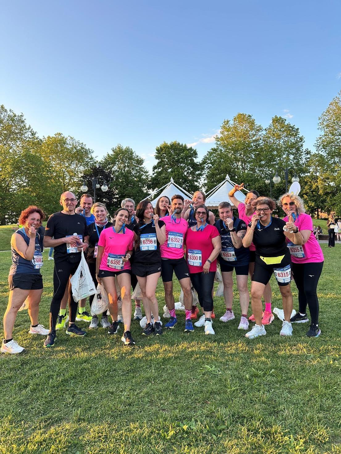 Il gruppo Lady Runner festeggia al traguardo con le medaglie